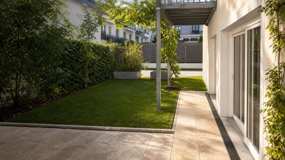Gartenpflege in München an Terrasse und Rasenfläche