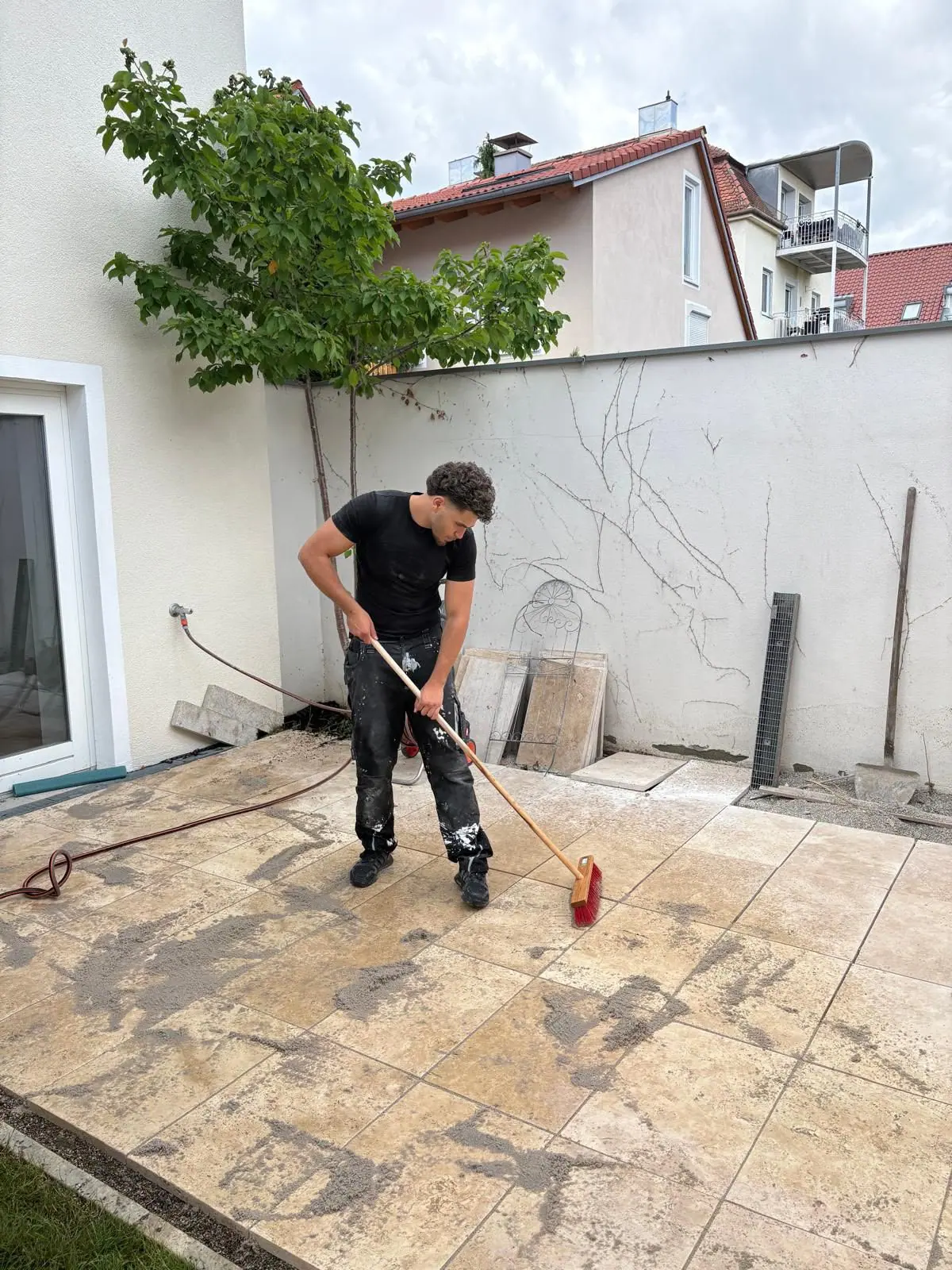 Terrassenreinigung München mit Steinplatten im Außenbereich